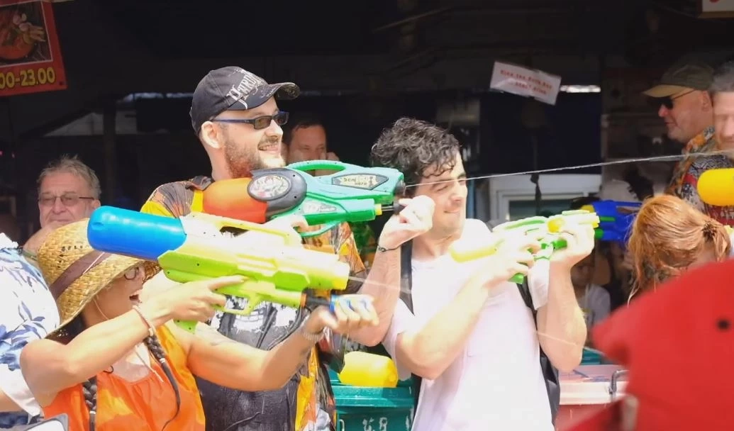 คึกคัก! วันไหลพัทยา คนแห่สาดน้ำเล่นสงกรานต์เพียบ