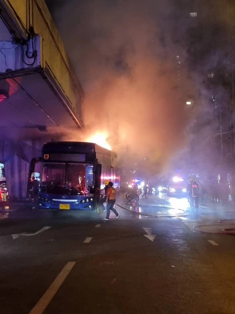 ระทึกกลางดึก! รถเมล์ EV ไฟลุกท่วม หลังชนตอม่อสะพานลอยแยกประตูน้ำ