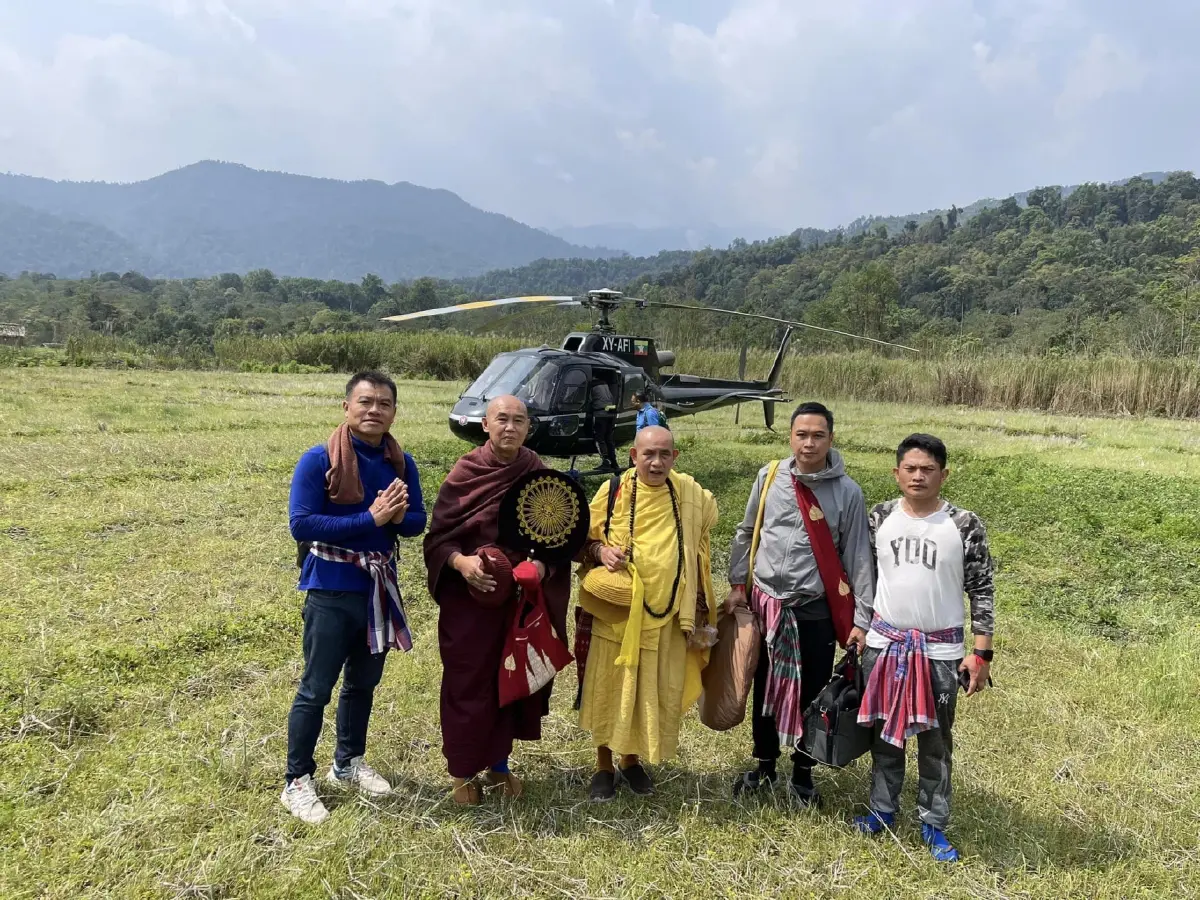 เผยภาพครูบาบุญชุ่ม เดินทางไปรัฐกะฉิ่นพร้อมคนสนิทของรัฐบาลทหารเมียนมา