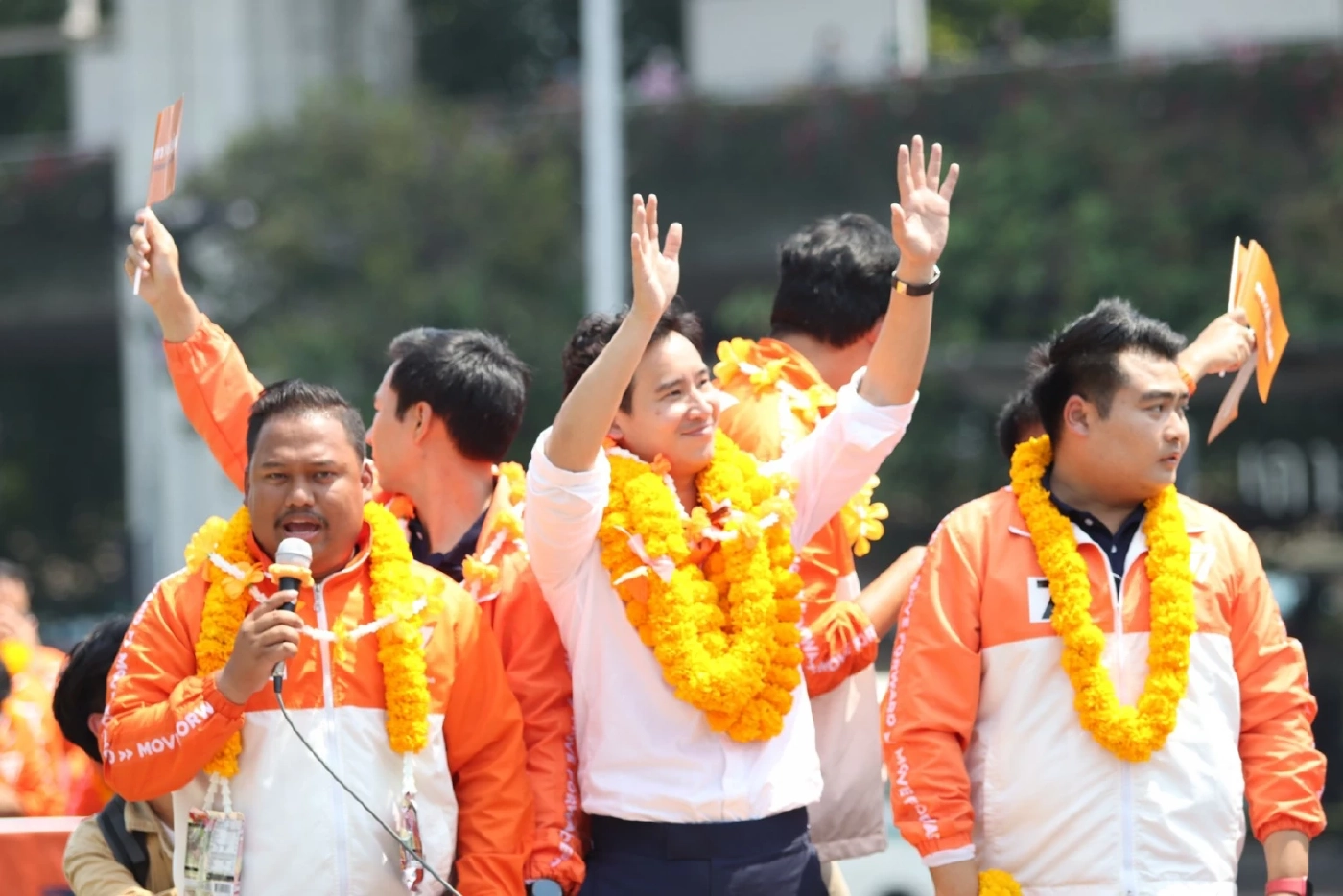 “พิธา” ขึ้นรถแห่ปราศรัย นำ 33 ผู้สมัคร ส.ส.กทม. อ้อนกาเลือก “ก้าวไกล”