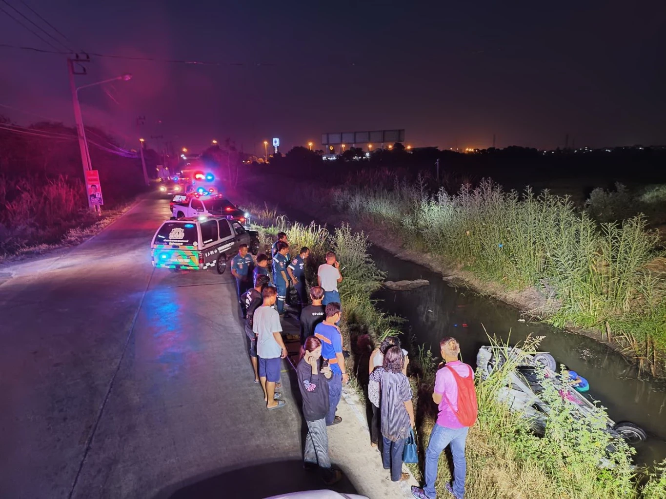 คุณตา วัย 76 ขับเก๋งพาญาติไปทำบุญ รถหลุดโค้งพุ่งตกคลอง ดับ 1 อีก 4 รอดหวุดหวิด