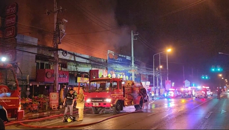 ไฟไหม้ร้านเย็นตาโฟชื่อดังเชียงใหม่ วอด 6 คูหา ส่งท้ายวันสงกรานต์