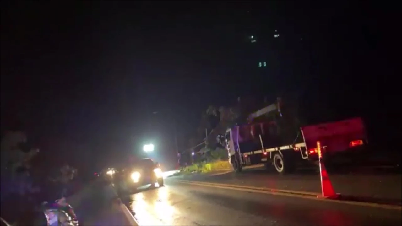 ระทึกกลางดึก "พายุฤดูร้อน" ถล่มหนัก อ.บ้านดุง ทำไฟดับทั้งอำเภอ