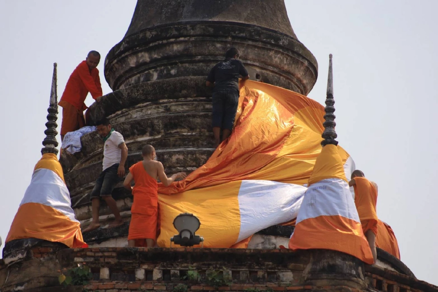 เสริมมงคล! วัดราชบูรณะ จัดสรงน้ำพระบรมสารีริกธาตุ ห่มผ้าเจดีย์หลวง 700 ปี