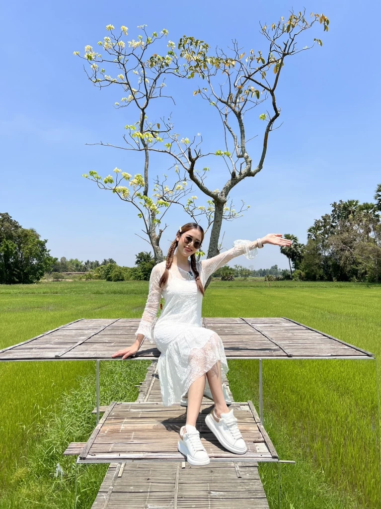 แม็กกี้ อาภา พาเที่ยวไหว้พระ พิษณุโลก แถมยังร่วมกิจกรรมรักษ์โลก 