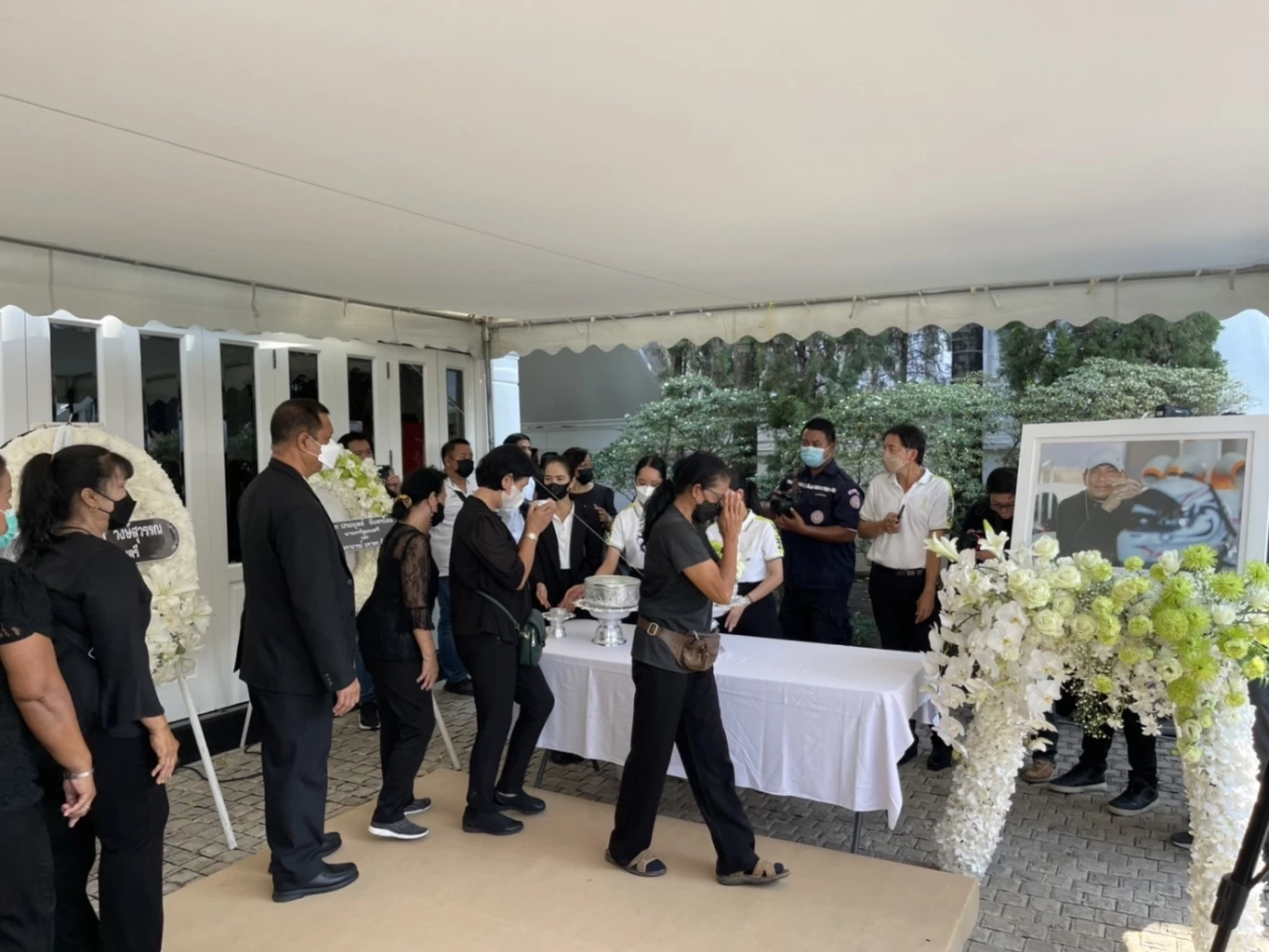 ครอบครัว-คนใกล้ชิด และชาวสมุทรปราการ ร่วมพิธีรดน้ำศพ "เอ๋ ชนม์สวัสดิ์"