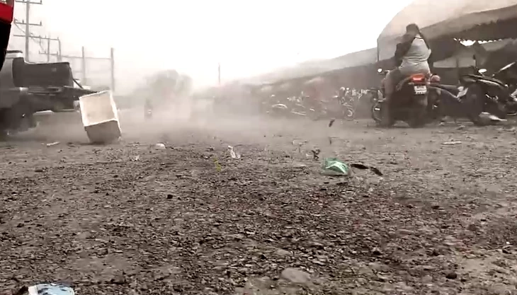 น่ากลัวสุด "พายุฤดูร้อน" ถล่มฉะเชิงเทรา กวาดต้นไม้ ตลาดนัด พังราบ (มีคลิป)