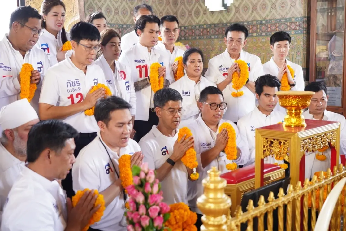 "หญิงหน่อย"นำทัพผู้สมัครสักการะวัดชนะสงครามเพื่อชนะศึกเลือกตั้ง 