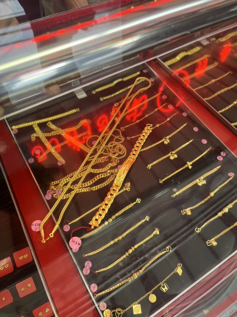 หนุ่มตกงาน ทำทีเลือกซื้อทอง ก่อนคว้าวิ่งหนี แต่ประตูล็อกอัตโนมัติ