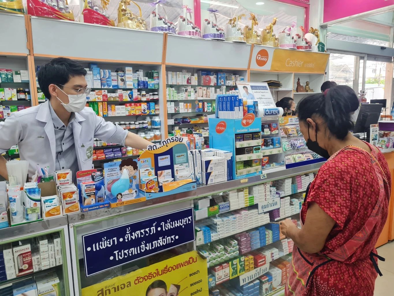 ร้านขายยาคึกคัก ชาวโคราชแห่ซื้อชุดตรวจ ATK หลังโควิดระบาดพุ่งหลังสงกรานต์