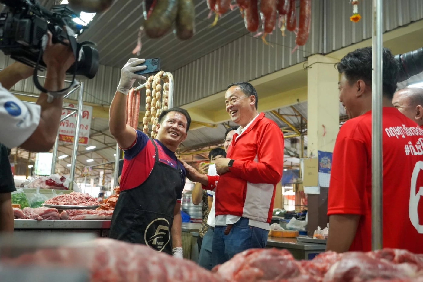 "เศรษฐา" ยิ้มรับ พ่อค้าแม่ค้าตลาดโพธิ์ชัยประสานเสียง เรียก "นายกฯ"