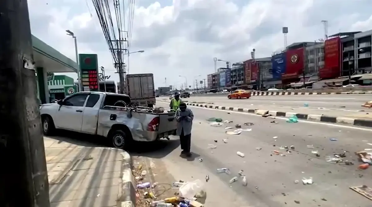 กระบะปวดท้องหนัก รีบเลี้ยวเข้าปั๊ม ถูกรถบรรทุก 18 ล้อ ชนอย่างจัง