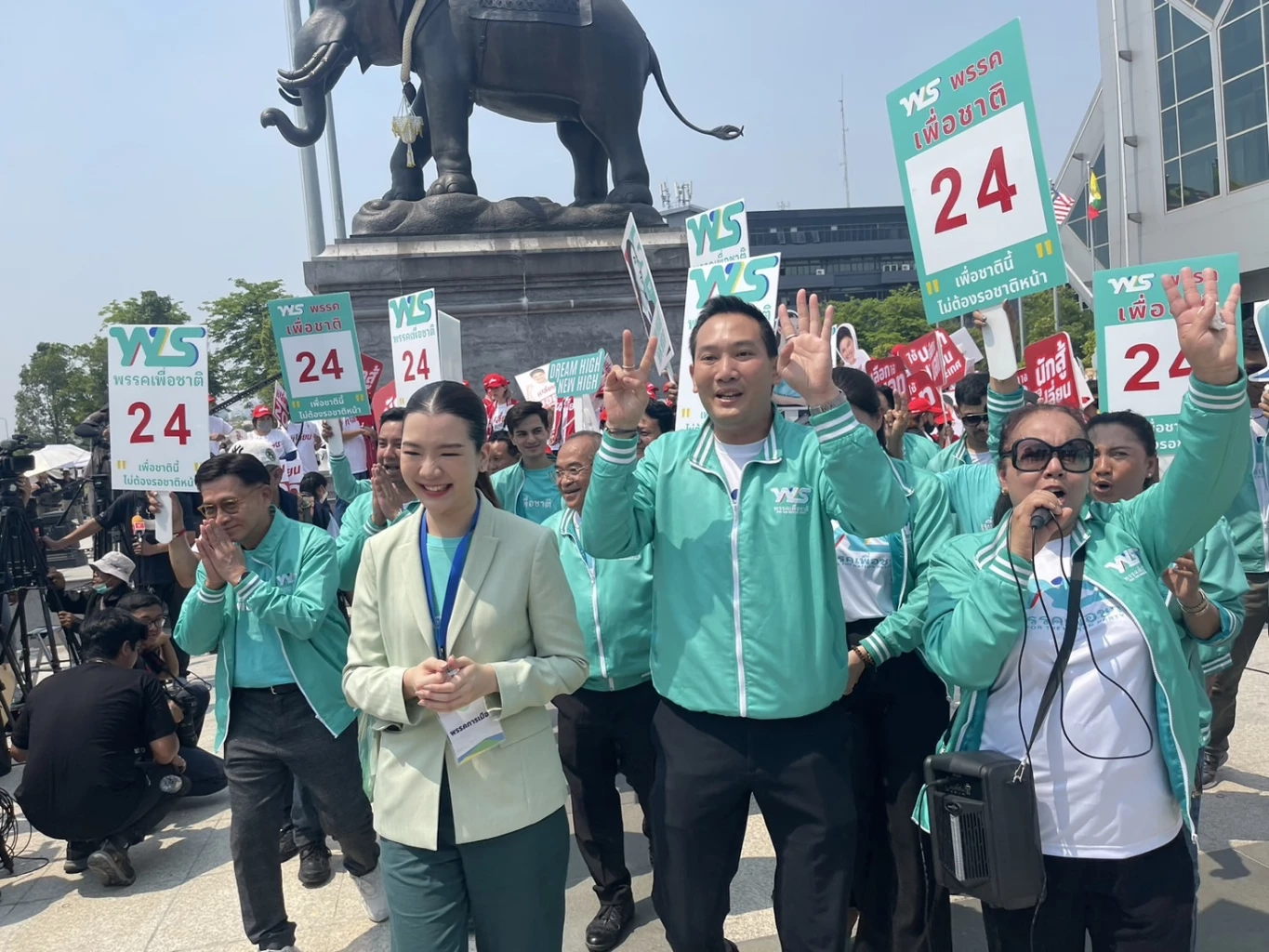 "มาดามฮาย"  ปวิศรัฐฐ์  ติยะไพรัช  หัวหน้าพรรคเพื่อชาติ และสมาชิกพรรค 