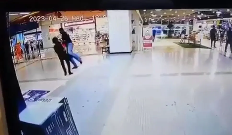 รวบหนุ่มเลือดร้อน แทงอริกลางห้างดัง อ้างแค้น! ผู้ตายชอบถาม "มองหน้าทำไม"