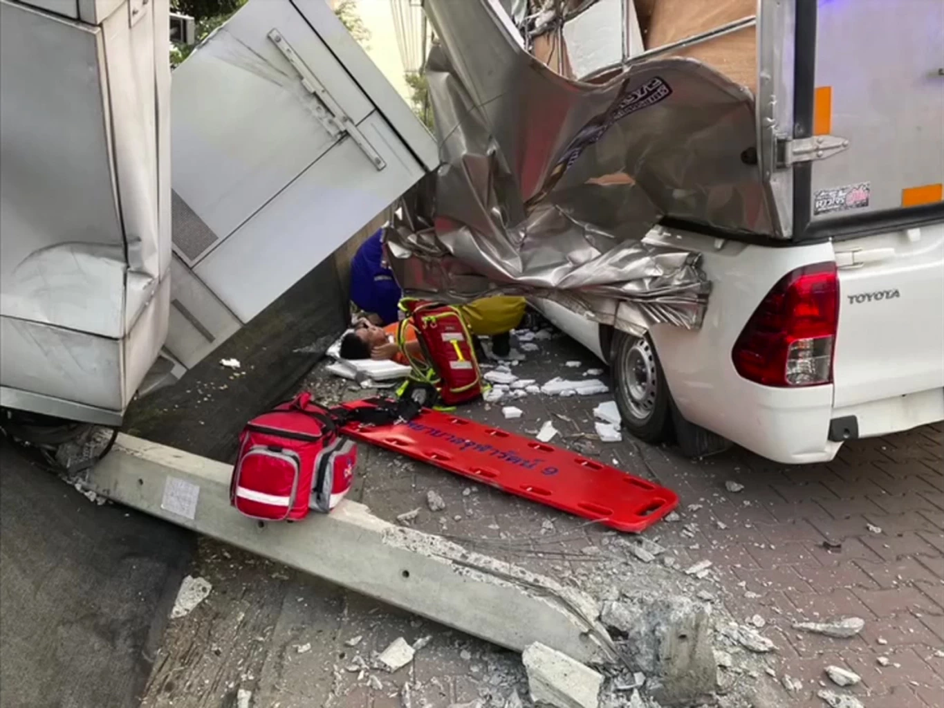 สยอง! กระบะตู้ทึบซิ่งหลับใน ปีนฟุตปาธ กวาดคนเดินเท้า สาหัส 3 ราย