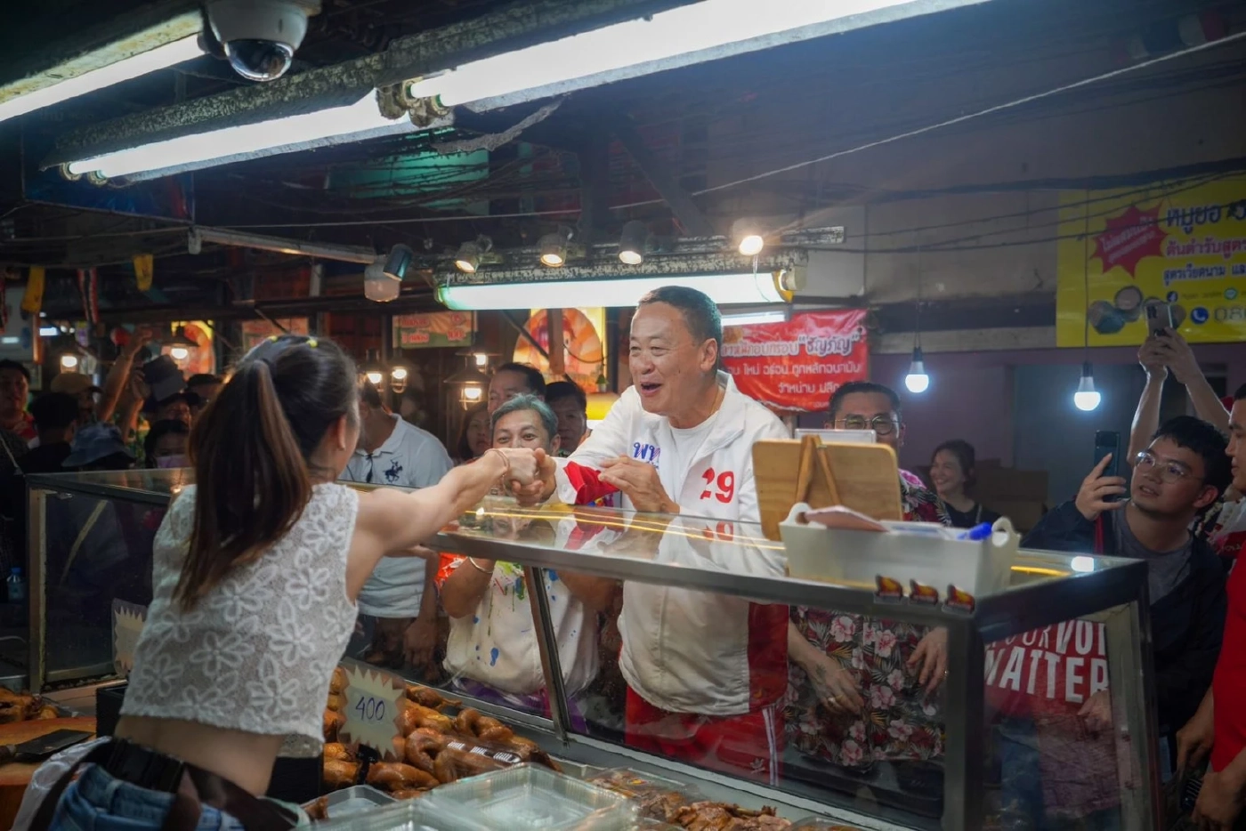 "เศรษฐา" นำทัพเพื่อไทย ผู้สมัครส.ส.นครปฐม หาเสียงเดินตลาดน้ำดอนหวาย