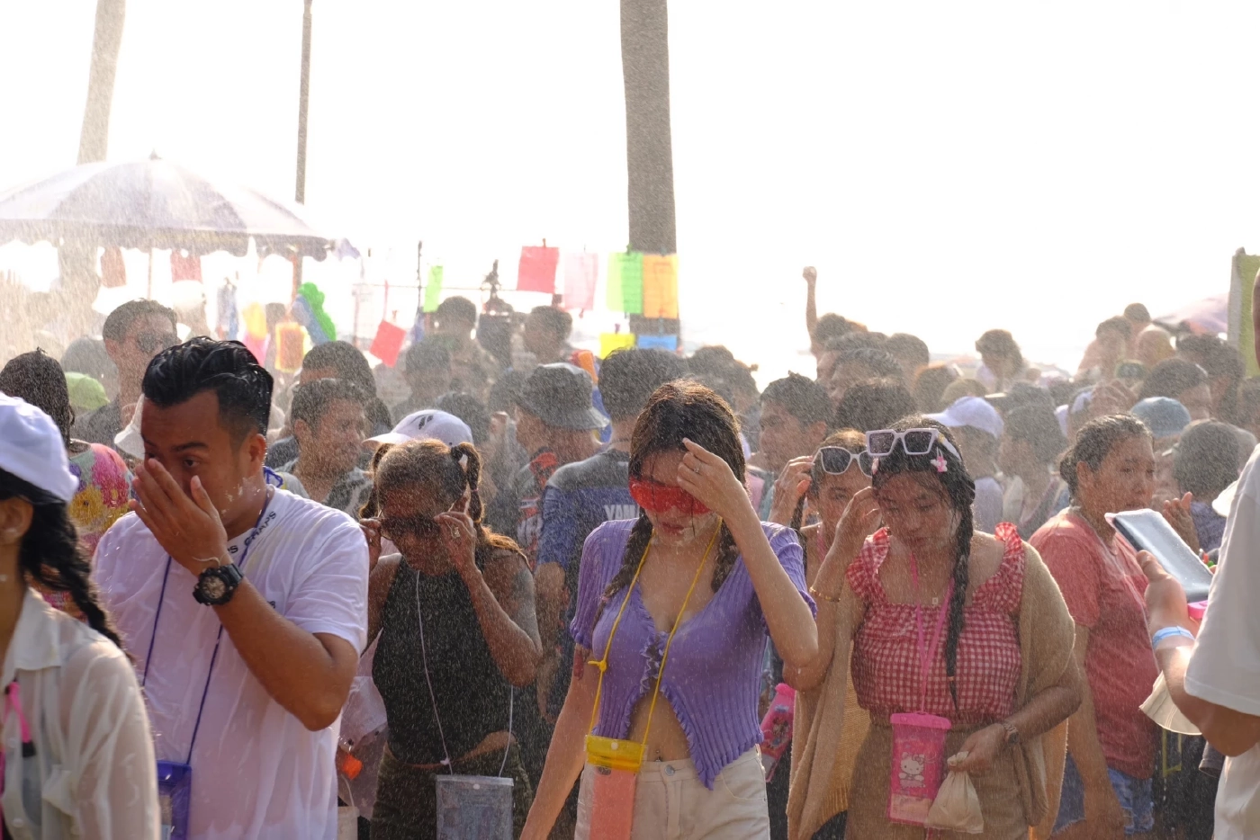 คึกคัก! วันไหลพัทยา คนแห่สาดน้ำเล่นสงกรานต์เพียบ