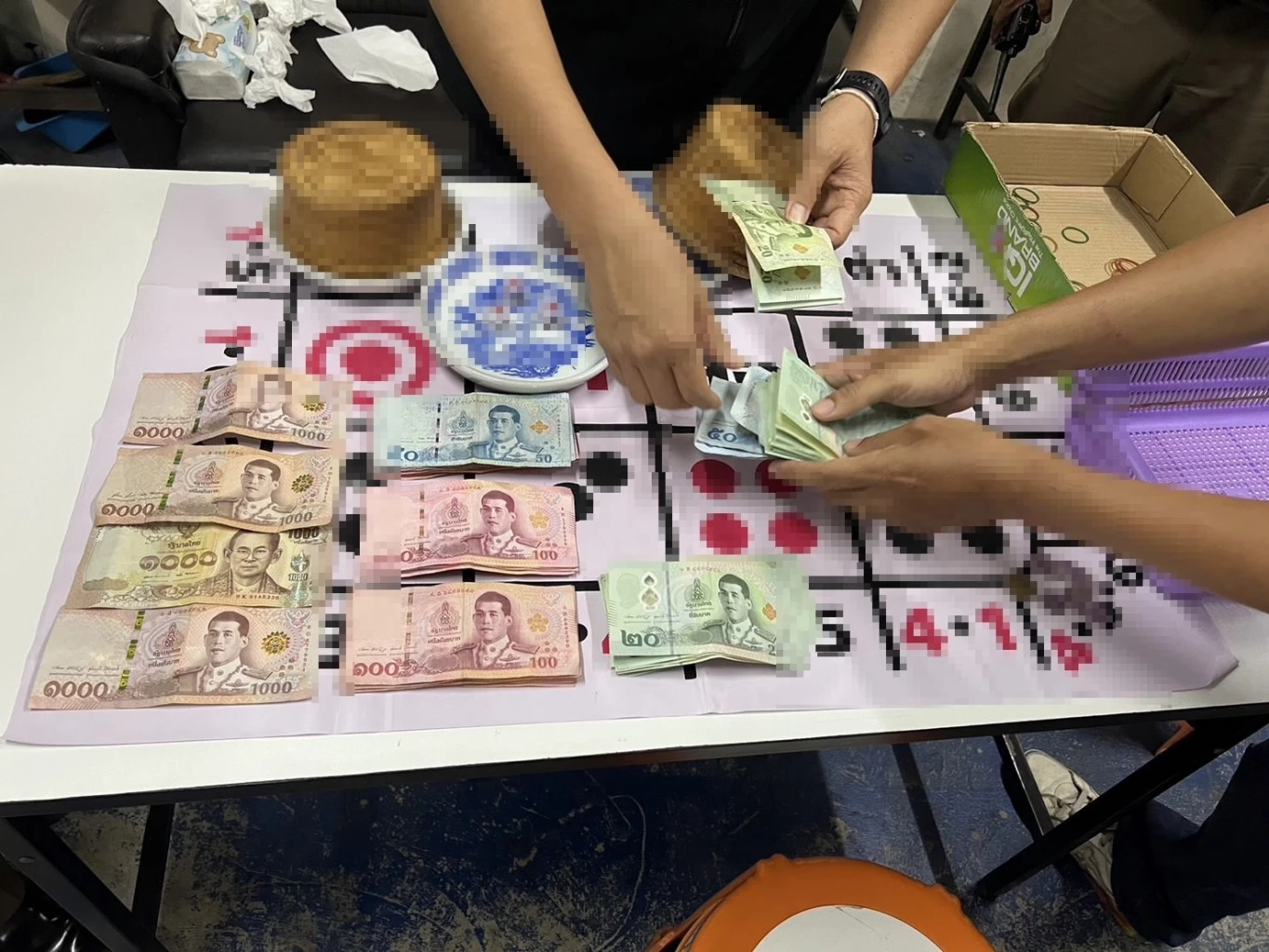 วิ่งกันวุ่น! ตำรวจวังทองหลางจับบ่อนไฮโล-แทงบอล