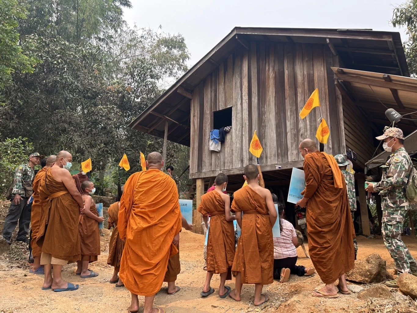 พระสงฆ์-สามเณร จ.เชียงราย รณรงค์ขอญาติโยมหยุดเผาป่า หลังสถานการณ์ยังวิกฤต