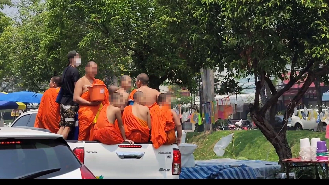 สงกรานต์เชียงใหม่วันที่ 2 คึกคัก อากาศร้อน สามเณรขึ้นรถกระบะเล่นสาดน้ำ