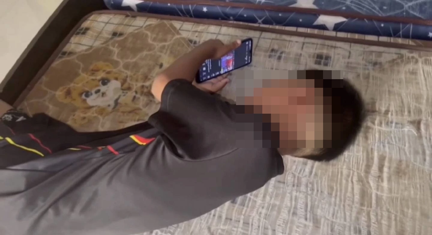 ลงโทษโหด! แม่ร้องสื่อ ลูก 10 ขวบ ถูกเพื่อนบ้านใช้ถ่านไฟแดง ๆ จี้สะดือทำโทษ