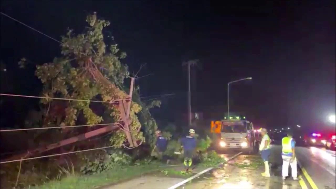 ระทึกกลางดึก "พายุฤดูร้อน" ถล่มหนัก อ.บ้านดุง ทำไฟดับทั้งอำเภอ