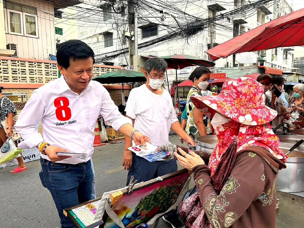 "วัชระ"ควงลูกสาวลงพื้นที่บางกรวยอ้อนคะแนนเสียงขอเข้าไปทำหน้าที่ในสภาฯ