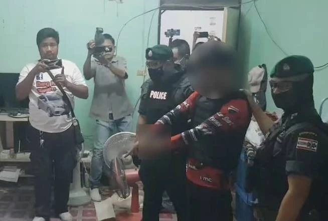 ชาวบ้านรุมประชาทัณฑ์ มือฆ่าปาดคอสาวหมกห้องพัก ย่านพระประแดง