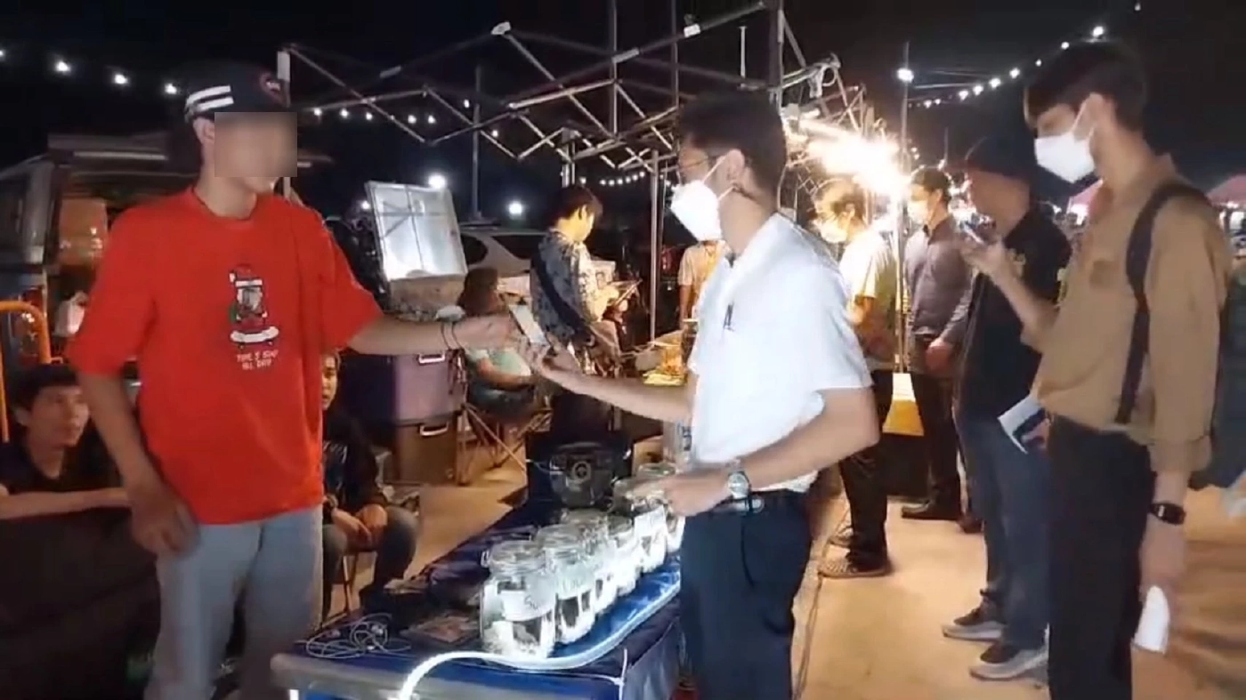 กรมการแพทย์แผนไทย ประสานตร.บุกจับค้ากัญชาเถื่อน เกลื่อนตลาดนัดดังนนทบุรี