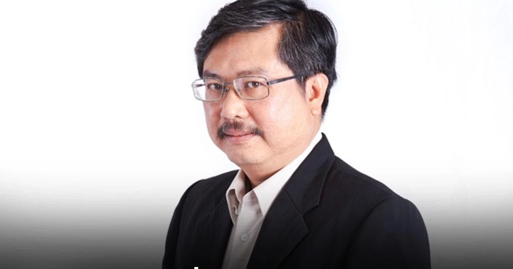 รศ.พิชาย รัตนดิลก ณ ภูเก็ต ผู้อำนวยการหลักสูตรการเมืองและยุทธศาสตร์การพัฒนา สถาบันบัณฑิต พัฒนบริหารศาสตร์ หรือ นิด้า