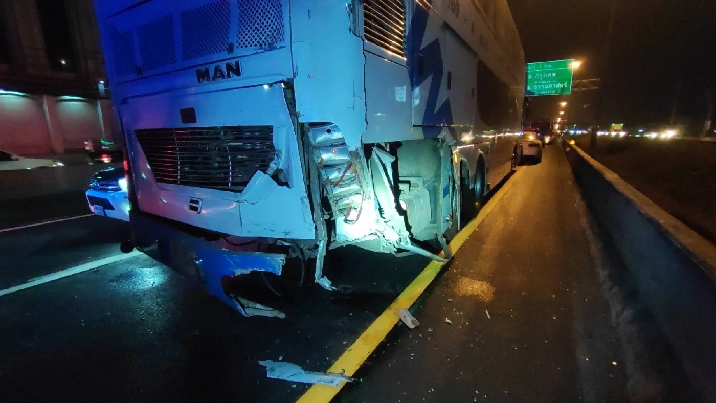 รถบรรทุกน้ำแข็ง ซิ่งเสยท้ายรถทัวร์ เด็กรถติดคาซาก ผดส. 50 ชีวิต ระทึก