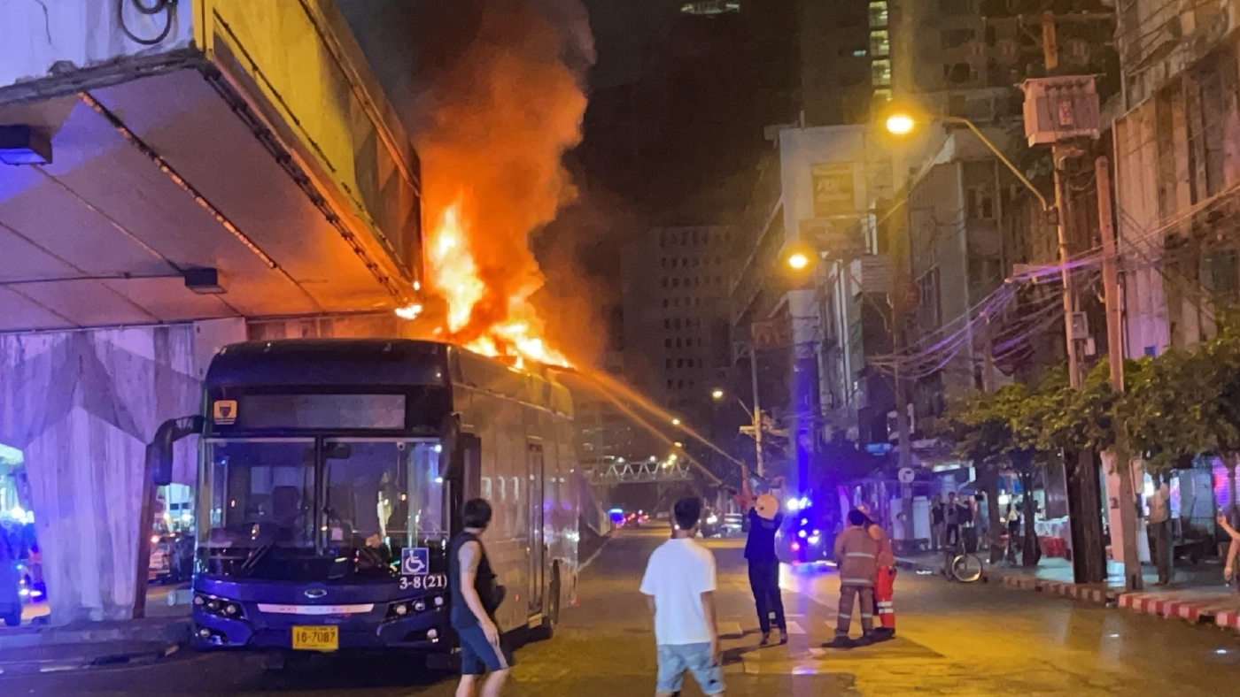 ระทึกกลางดึก! รถเมล์ EV ไฟลุกท่วม หลังชนตอม่อสะพานลอยแยกประตูน้ำ