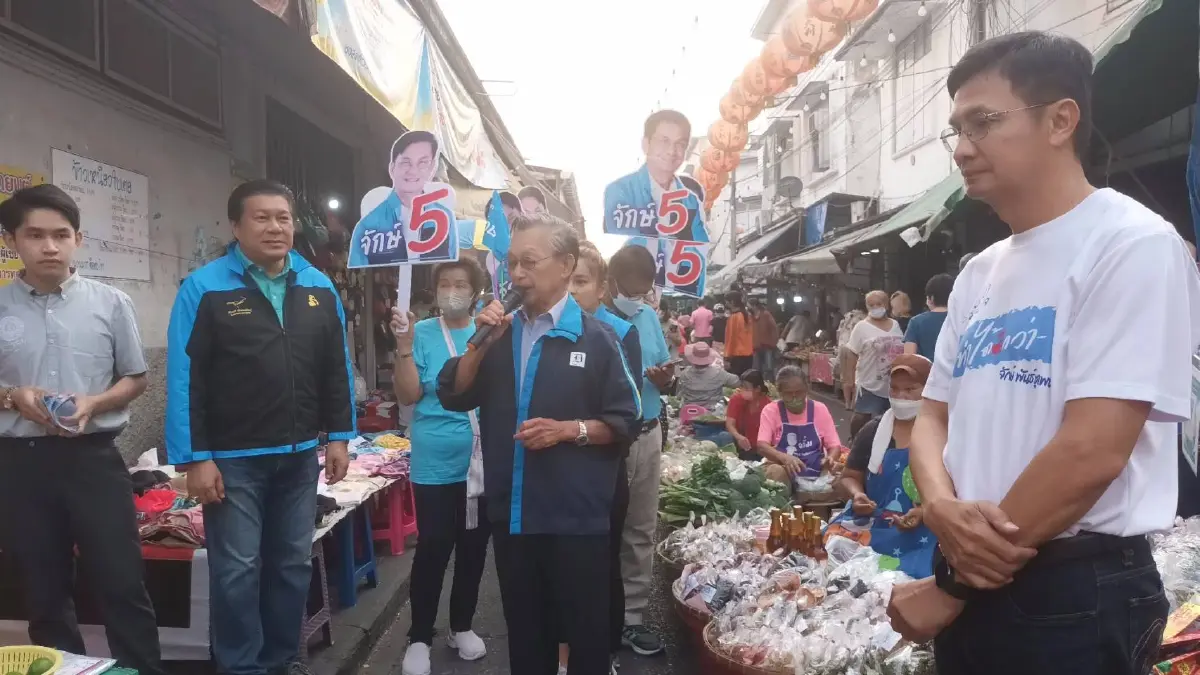 "ชวน" เดินตลาดพิษณุโลก อ้อนคะแนนเสียงแม่ค้า เลือก "ปชป." ทั้งพรรค-ทั้งคน