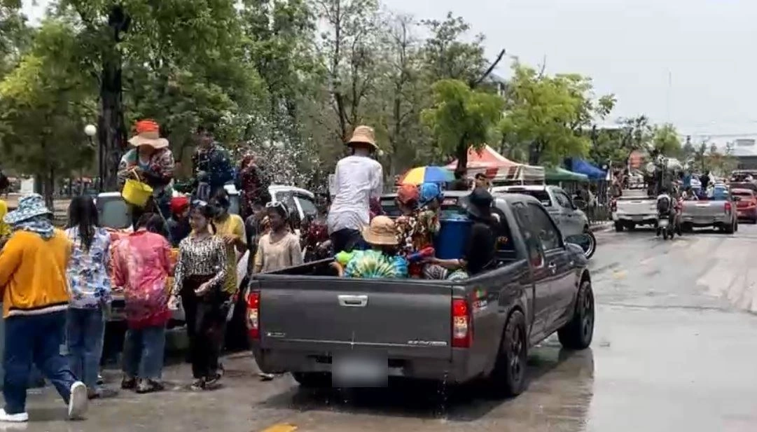 เล่นเอาวุ่น! วัยรุ่นขโมยขันห้องน้ำ "วัดโสธรฯ" ไปเล่นสงกรานต์