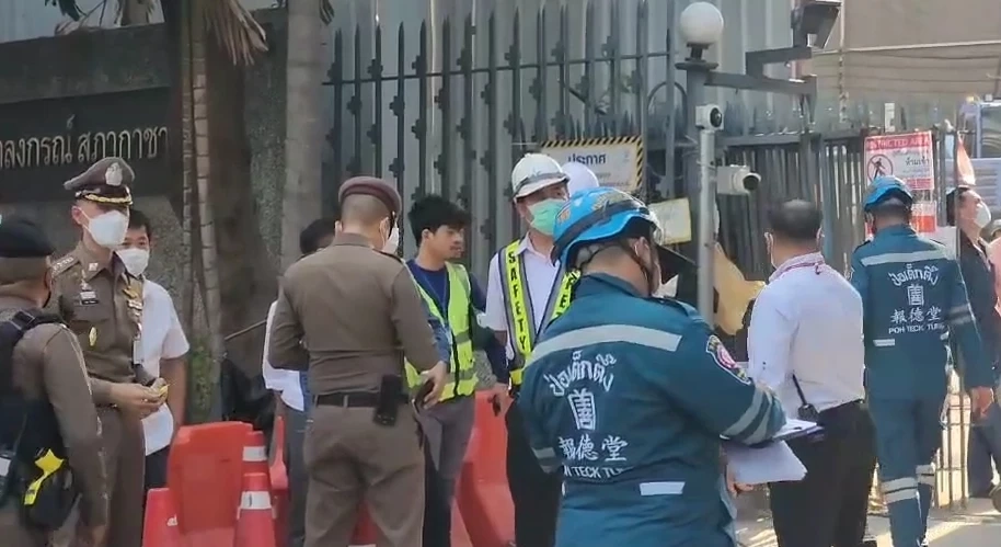 ระทึก! ก่อน "บิ๊กตู่" หาเสียงสวนลุมฯ แผ่นเมทัลชีทร่วง คนเจ็บ 4 ราย รถ 191 พังยับ