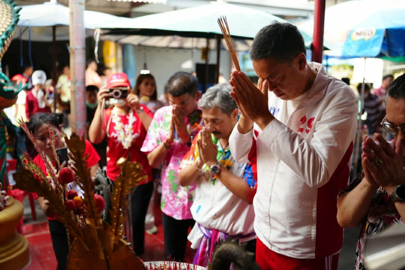 "เศรษฐา" นำทัพเพื่อไทย ผู้สมัครส.ส.นครปฐม หาเสียงเดินตลาดน้ำดอนหวาย