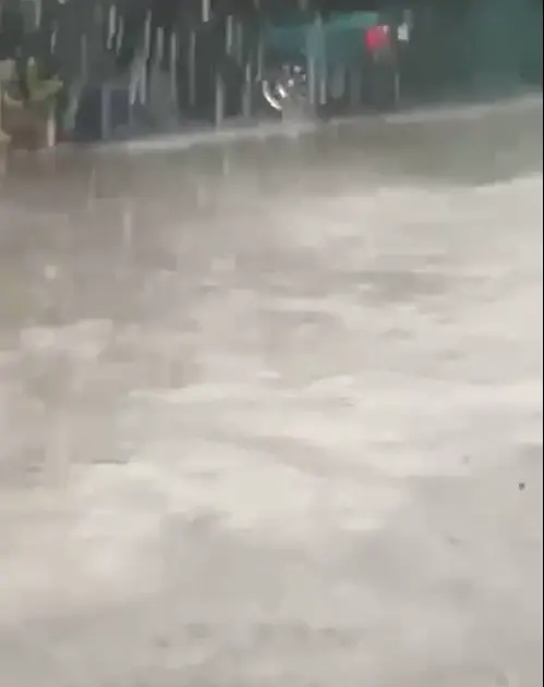 เมืองกรุงก็โดน "พายุฤดูร้อน" ฝนถล่ม - ลูกเห็บตก ที่สายไหม (มีคลิป)