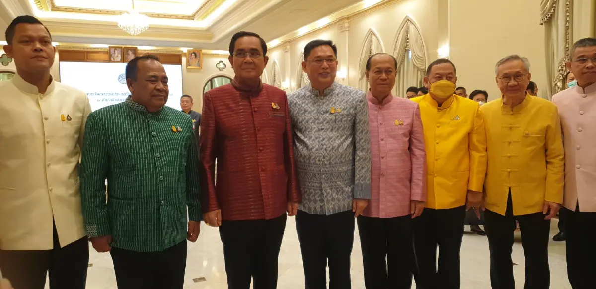 นายกฯ ให้ ครม.-ขรก. อวยพรวันสงกรานต์ เตรียมเข้าไปรดน้ำ"พี่ป้อม"ที่บ้าน