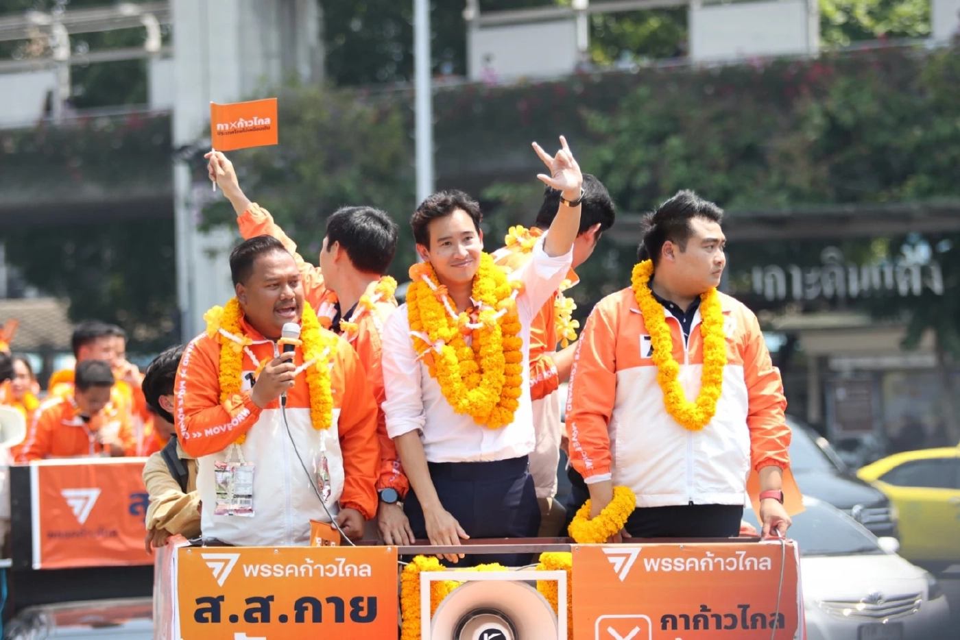 “พิธา” ขึ้นรถแห่ปราศรัย นำ 33 ผู้สมัคร ส.ส.กทม. อ้อนกาเลือก “ก้าวไกล”