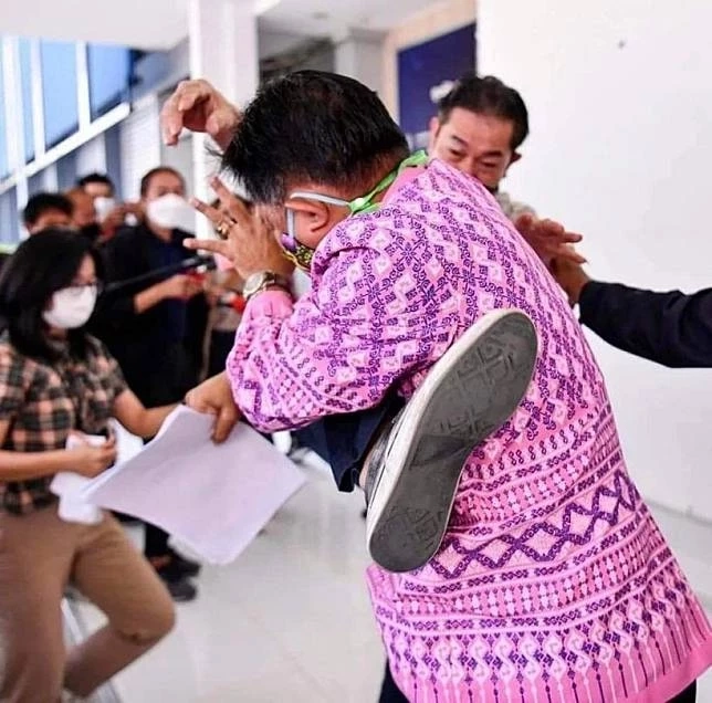 "ศรีสุวรรณ" ยืนกรานเรียกค่าเสียหาย 1 ล้าน กรณีโดน "ลุงศักดิ์" บุกเตะ