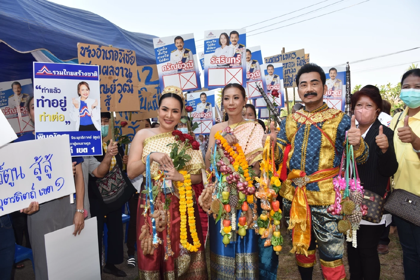 กองเชียร์ผู้สมัคร ส.ส.อุตรดิตถ์ สุดครีเอท จัดพวงมาลัยโอทอปคล้องคอผู้สมัคร
