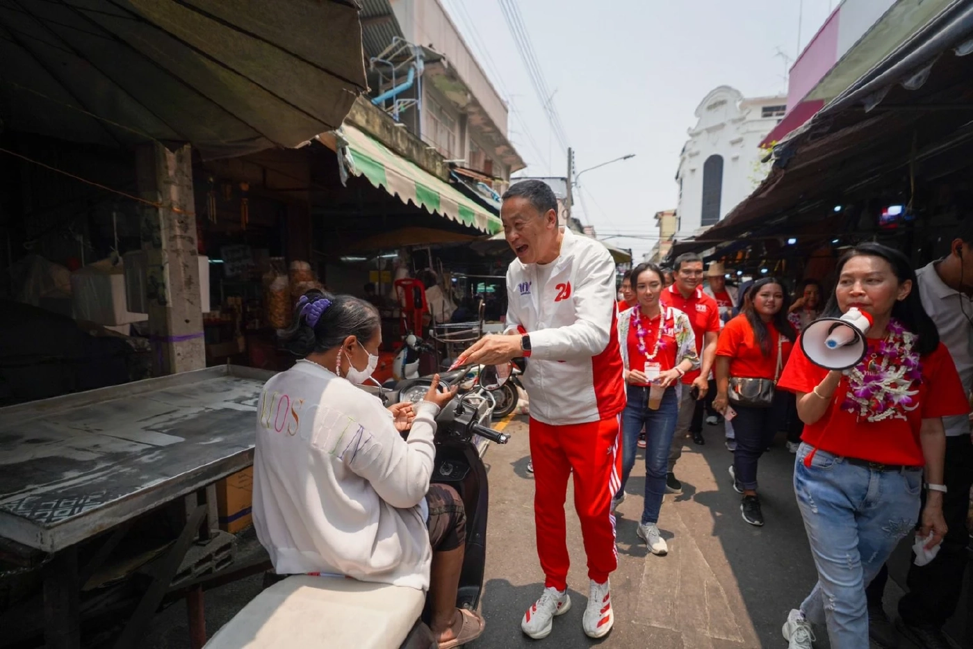 "เศรษฐา" บุกบ้านโป่งอ้อนเลือก"เพื่อไทย" ย้ำ 8 ปีปชช.ทุกข์มากพอแล้ว