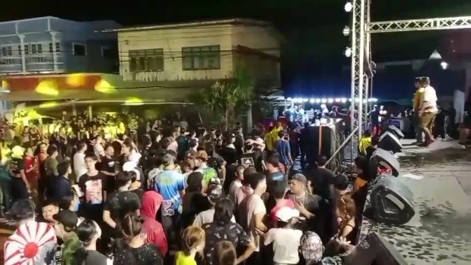 ตีกันยับ โจ๋ร้อยเอ็ดเปิดศึกตะลุมบอน กลางงานสงกรานต์ "ถนนข้าวทิพย์"