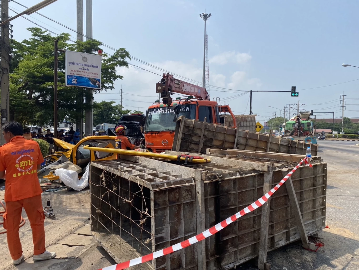 สยอง! 18 ล้อติดโลโก้ กฟภ. เบรกแตก พุ่งอัดก๊อปปี้รถทางหลวงดับ 2 เจ็บ 5 (มีคลิป)