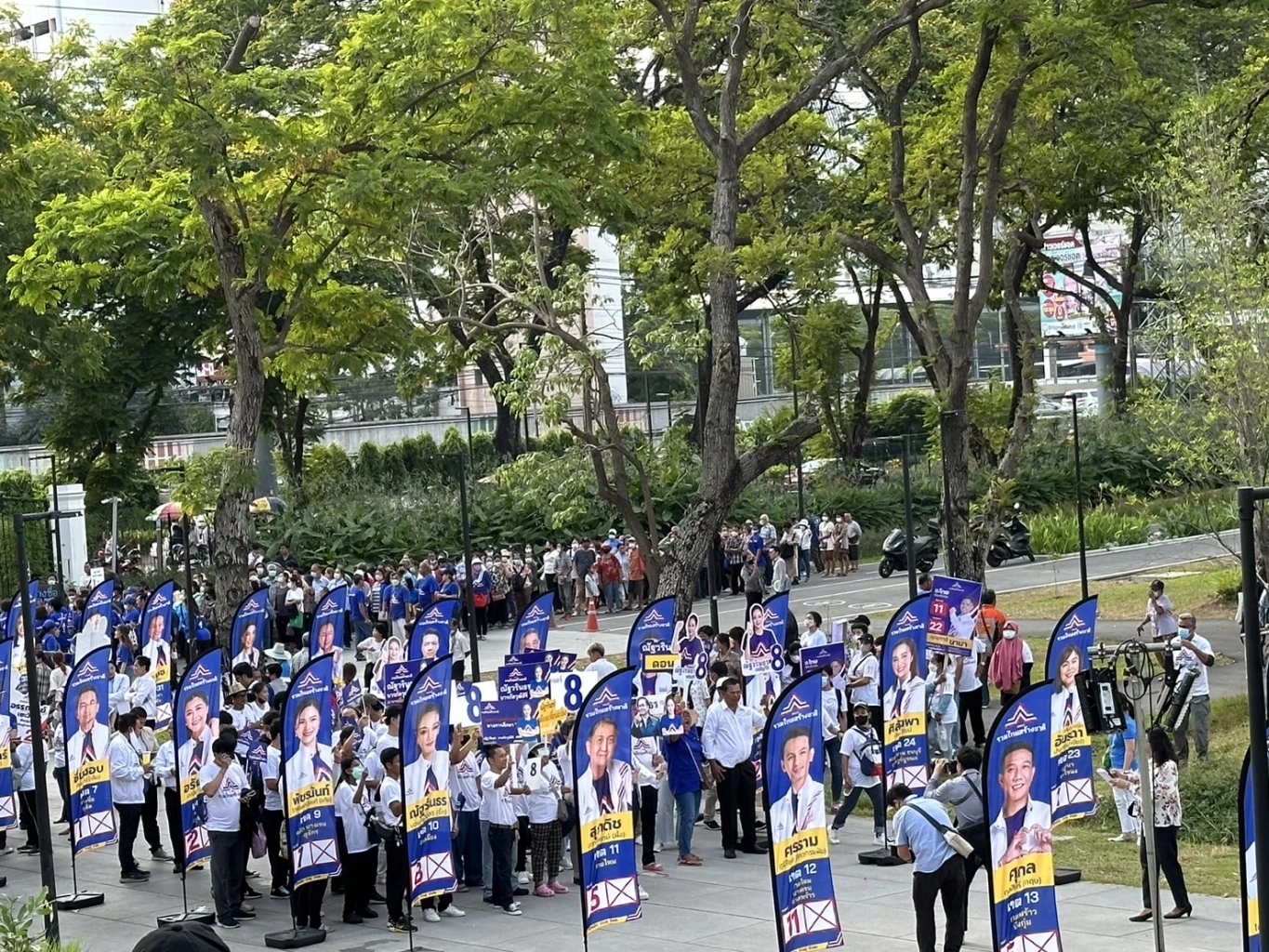 บรรยากาศ สวนเบญจกิติ  ก่อนที่ พล.อ.ประยุทธ์ จันทร์โอชา นายกรัฐมนตรี ขึ้นปราศรัยหาเสียงเลือกตั้ง 66