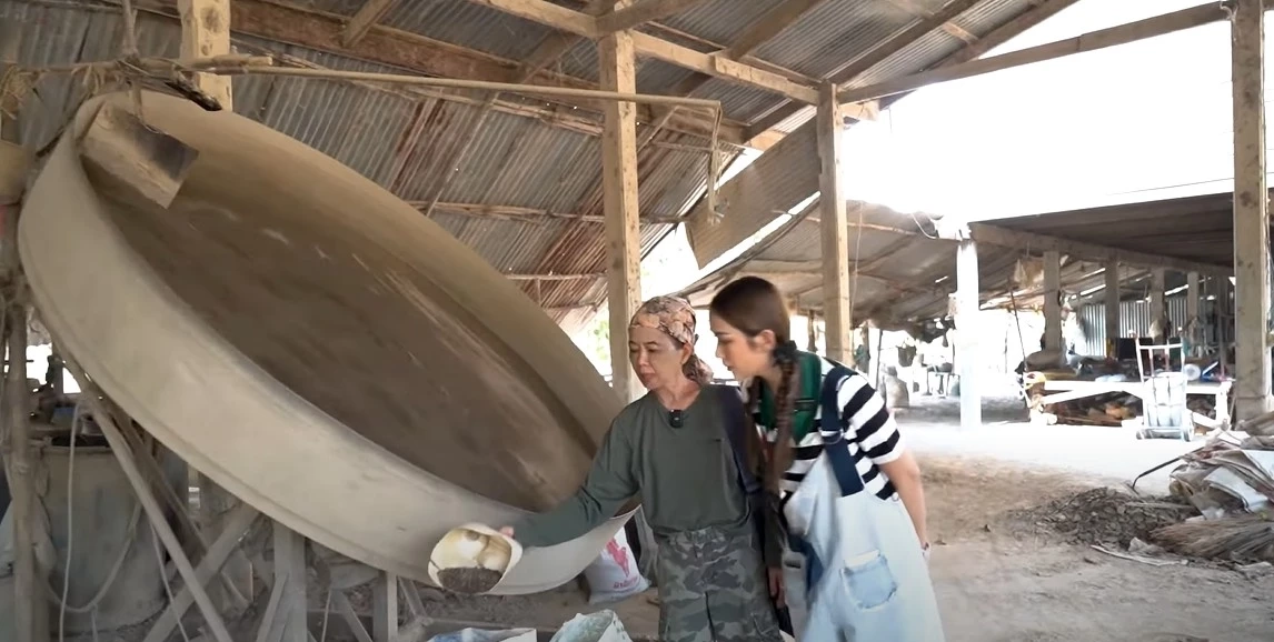 แม็กกี้ อาภา พาเที่ยวไหว้พระ พิษณุโลก แถมยังร่วมกิจกรรมรักษ์โลก 