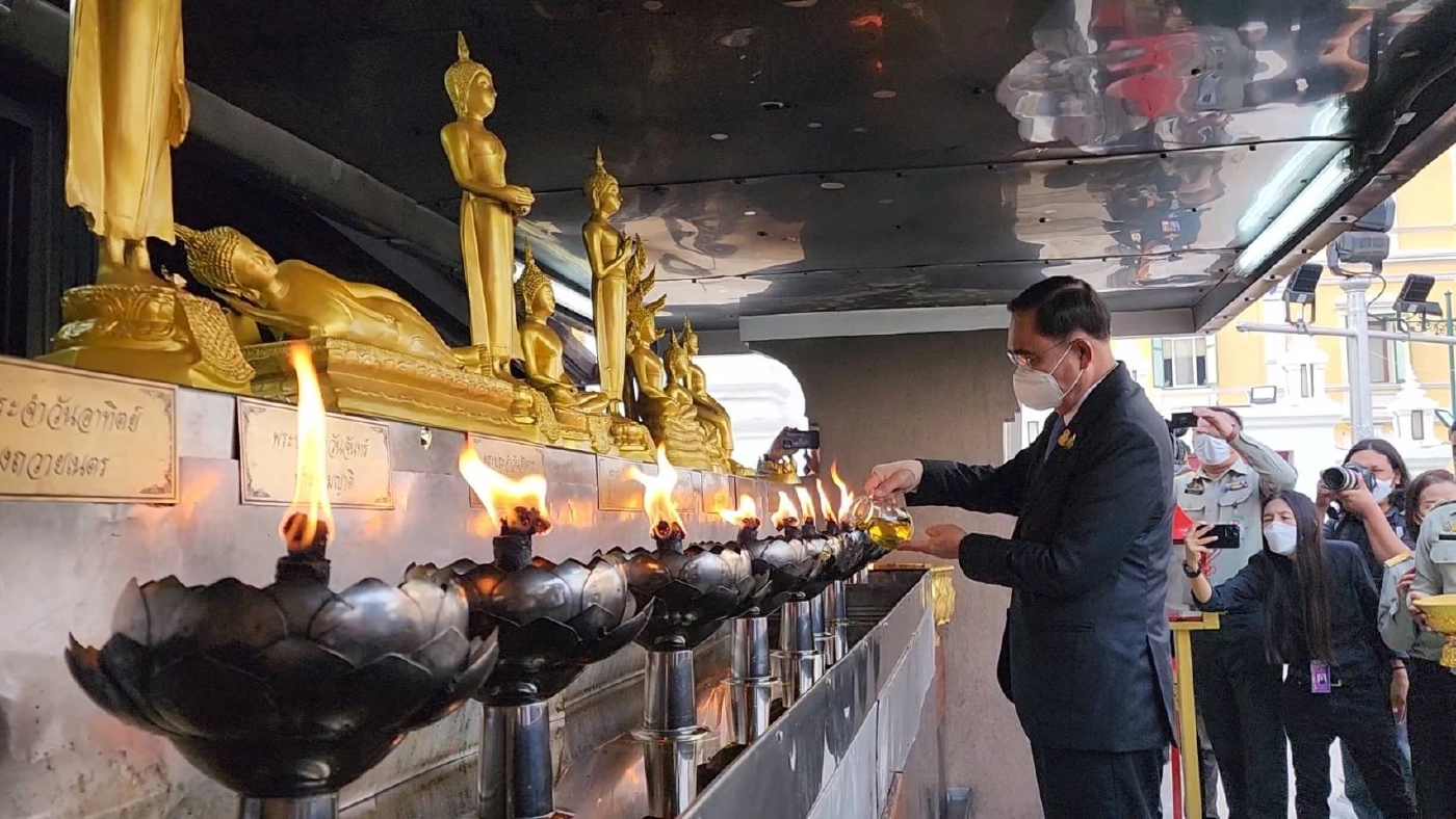 "ประยุทธ์" สีหน้าบึ้งตึง ! นำคณะทำบุญบวงสรวงพระหลักเมืองครบรอบ 241 ปี