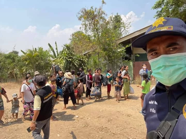 ชายแดนเมียนมาฝั่ง จ.ตาก รบเดือด ผู้ลี้ภัยทะลักเกือบ 3,000 คน