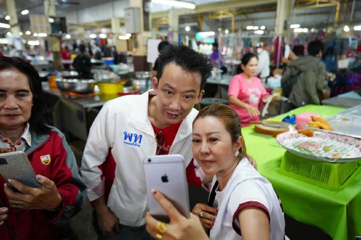 "เศรษฐา" ยิ้มรับ พ่อค้าแม่ค้าตลาดโพธิ์ชัยประสานเสียง เรียก "นายกฯ"