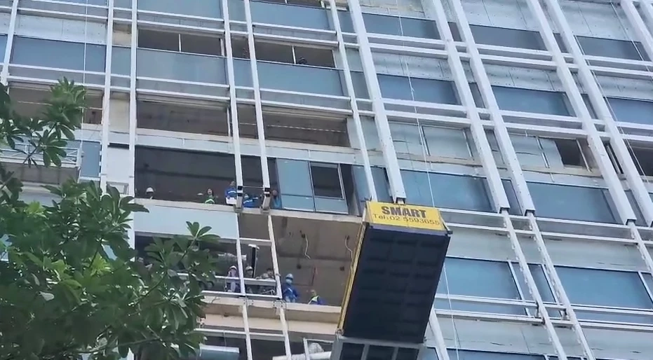 ระทึก! ก่อน "บิ๊กตู่" หาเสียงสวนลุมฯ แผ่นเมทัลชีทร่วง คนเจ็บ 4 ราย รถ 191 พังยับ